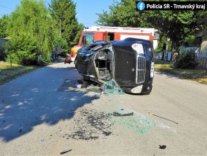 Nehoda na Spiegelsale v Trnave: Auto sa po náraze prevrátilo