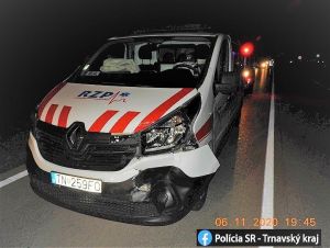 Polícia hľadá svedkov nehody sanitky a osobného auta medzi Trnavou a Špačincami
