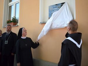 Blahoslavenú Zdenku Schelingovú pripomína nová pamätná tabuľa na Ustianskej ulici