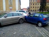 Zbytočná nehoda! Pri Univerzitnom kostole nabúral mladík do odstavených vozidiel