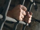 Polícia chytila zlodejov: Nakradli naftu a pracovné náradie, prepadli ženy