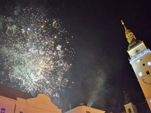 Trnava sa rozlúči s rokom bez organizovaného ohňostroja, v noci prituhne