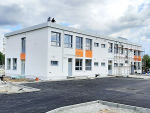 Novú školu v Bielom Kostole zatiaľ neotvorili, deti prijali v Ružindole