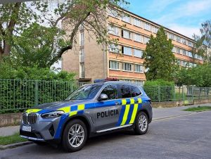 Policajti po výhražných emailoch preventívne hliadkujú pred školami