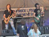 Rockeri hrali divoko, v dedine niekoľkokrát vyhodili prúd