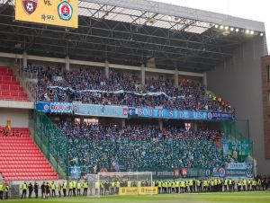 Slovanisti po finále napadli zasahujúcich hasičov
