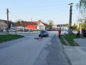 Do Smoleníc volali leteckých záchranárov, cyklistu zrazilo auto