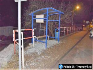 Opitý muž zničil autobusovú čakáreň v Smoleniciach, polícia ho zadržala