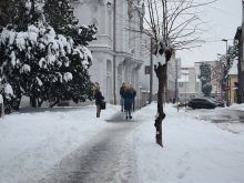 Radnica chodcom radí, aby boli na chodníkoch opatrní