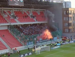 VIDEO: Dymovnice odpálili slovanisti v sektore sami, nehodili ich spartakovci