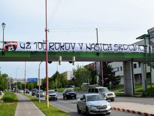Sto rokov Spartaka: Ultras vyvesili v meste oslavné transparenty
