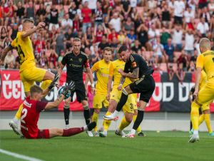 Dve červené karty, penalta: Spartak v európskom pohári remizoval s Dniprom