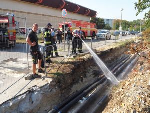 Hasiči zasahovali na Spartakovskej ulici v Trnave, horeli potrubia vo výkope