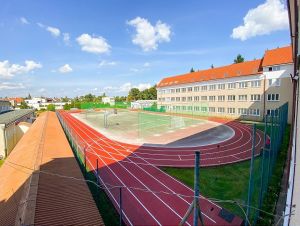Stredoškolákom zo Spojenej školy v Trnave vynovili športový areál
