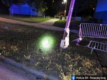 Opitý muž autom narazil v Trnave do pouličnej lampy a odišiel preč