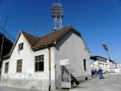 V areáli futbalového štadióna začínajú rozoberať priľahlé objekty