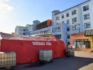 V stane pred trnavskou nemocnicou testujú len akútnych pacientov