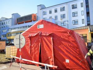 Do trnavskej nemocnice sa bude opäť vstupovať po selekcii v triediacom stane
