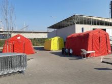 Tehotné ženy a rodičky nemusia prechádzať cez filtračný stan pri nemocnici