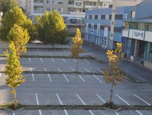 V parkovacom dome oproti poliklinike je naďalej 80 parkovacích miest pre verejnosť