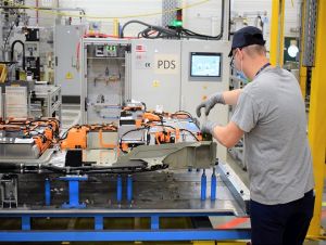 Trnavská automobilka má problém s dodávkou dielov, preruší výrobu