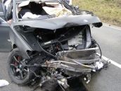 Štyria zranení pri autonehode, bavorák narazil do stromu