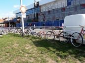 Dobrá správa pre cyklistov! Provizórne zamykanie pred stanicou nahradí stojan
