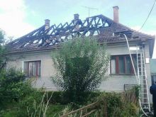 Hasiči zasahovali v Maduniciach, horeli strechy dvoch rodinných domov