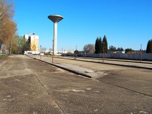 Zmluvu na prenájom parkoviska na Strojárenskej obnovili, pre vodičov je naďalej zadarmo