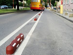 Na Študentskej ulici v Trnave pribudla bariéra medzi cyklistami a autami