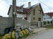 Guľový blesk zničil povalu, kde spalo malé dievčatko