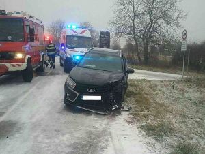Pri Suchej nad Parnou sa zrazili dve vozidlá, v Opoji skončilo auto v plote