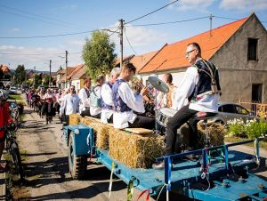 Cez Suchú nad Parnou pôjde alegorický sprievod, v obci chystajú dožinky