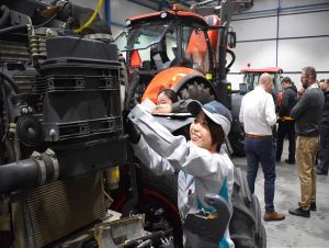 Vo Veľkých Kostoľanoch mali návštevu z Japonska zameranú na traktory Kubota