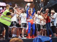 FOTO: Spartakovské oslavy boli bujaré, El Maestra navliekli do kostýmu Supermana