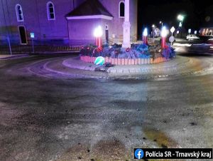 V Šúrovciach nabúralo auto na kruhovej križovatke