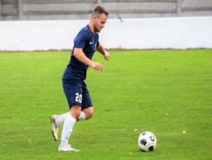 Futbal, 8. liga B: Šúrovce vyhrali vo Veľkých Kostoľanoch, zabrali aj Brestovany