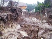 Geológovia na miesto zosuvu pôdy pri Piešťanoch v pondelok neprišli