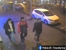 V centre Trnavy napadli dvojicu mužov, polícia hľadá svedkov incidentu