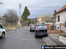 Taxikár jazdil po Piešťanoch opitý, narazil do odstaveného auta