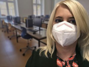Koniec respirátorov aj rúšok, od dnes už nie sú povinné ani v interiéroch