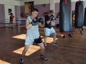Kickboxeri trénujú v komfortných priestoroch ako z filmu