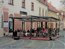 Od stredy sa otvoria letné terasy, kaderníctva aj kostoly. Taxíky môžu opäť voziť zákazníkov