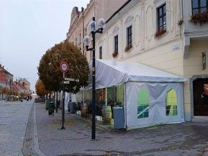 Nové opatrenia: Terasy musia byť zatvorené, Vianočné prázdniny začnú skôr