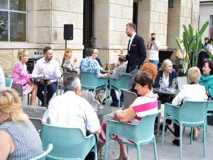 Reštaurácie môžu v pondelok otvoriť terasy, divadlá sú ešte zatvorené