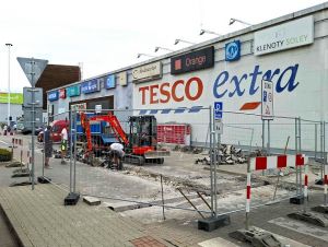 Trnavské Tesco začalo budovať na parkovisku závory, chystá spoplatnenie
