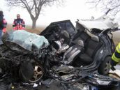 Volkswagen Golf rozdrvený aj s vodičom medzi dvoma nákladiakmi