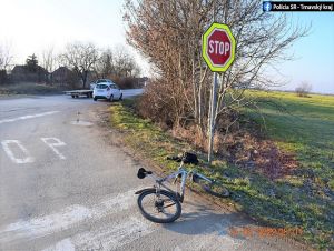 Nehoda pri Trakoviciach: Opitý cyklista po zrážke s autom skončil v nemocnici