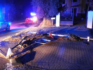 Mal dve promile a šoféroval, v Trakoviciach rozbil auto