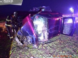 Po zrážke s traktorom pri Suchej nad Parnou skončilo auto na boku a vodič v nemocnici